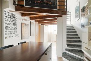 GuestHost - Welcoming Ground-Floor Apartment with Loft