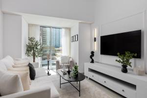 Maison Privee - Sleek Stay in Dubai Marina Famous Twisting Tower