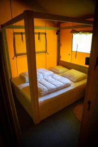 Tentes de luxe Camping Domaine le Peyral - Le Papillon Lodge : photos des chambres