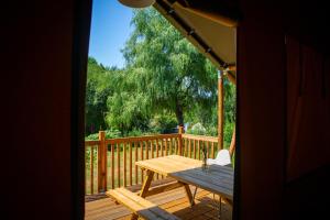 Tentes de luxe Camping Domaine le Peyral - Le Papillon Lodge : photos des chambres