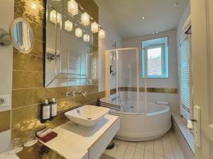 Hotels Chateau de Challanges : photos des chambres