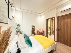 Cosy Patio sunny 2BR - new building - near oasis train station