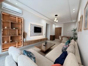 Cosy Patio sunny 2BR - new building - near oasis train station