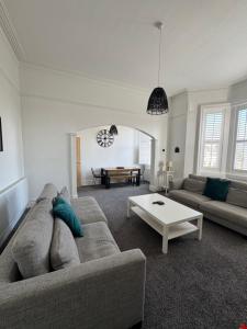 Spacious Victorian Birkdale Apartment with Garden