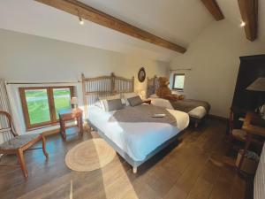 Hotels Chateau de Challanges : Pavillon Triple avec Piscine