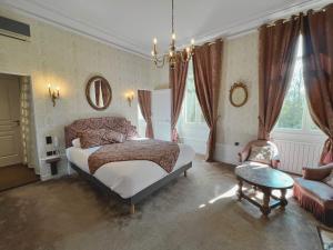 Hotels Chateau de Challanges : photos des chambres