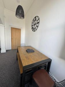 Spacious Victorian Birkdale Apartment with Garden