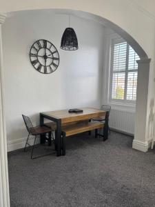 Spacious Victorian Birkdale Apartment with Garden