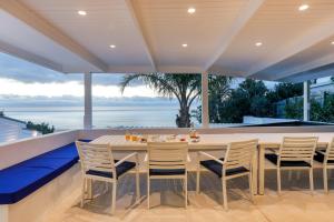 Two Views Villa - 8 Bedrooms, Camps Bay, Ocean Views, Pools