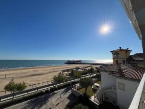 Ottavo piano con vista e fronte mare, parcheggio privato