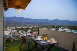 Alaya Stays BYDM The Sky Heaven - 4 BHK Penthouse 15 Min from Triveni Ghat With Balcony, Bar & Lift - Рішикеш