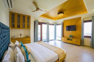 Alaya Stays BYDM The Sky Heaven - 4 BHK Penthouse 15 Min from Triveni Ghat With Balcony, Bar & Lift