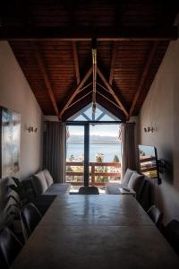 Departamentos céntricos con vista a la montaña y al lago