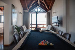 Departamentos céntricos con vista a la montaña y al lago