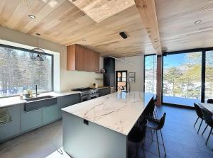 Scandinavian Luxury Chalet, Hot Tub, Private Dock, Sleeps 14!! Min 32 nights