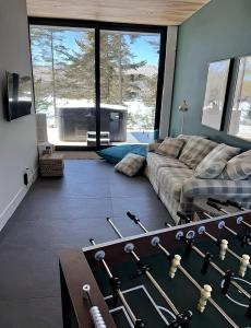 Scandinavian Luxury Chalet, Hot Tub, Private Dock, Sleeps 14!! Min 32 nights