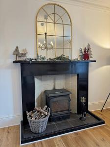 Glenrigh House - beautiful garden with old church ruin