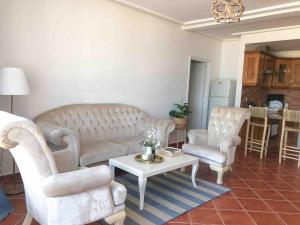 Cozy apartment with sea view and free parking