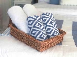 Cozy apartment with sea view and free parking