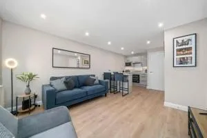 Stylish 2 Bed Property with parking - Steps