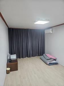 Mark Minbak 5th floor 602