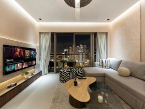 Skyline Serenity Holiday Home I Crown Jewel 2 Bedroom Apartments I Iconic Burj Khalifa and Fountain Views I Free Parking, Gym, Pool, Wi-Fi and PS5