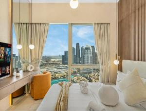Skyline Serenity Holiday Home I Crown Jewel 2 Bedroom Apartments I Iconic Burj Khalifa and Fountain Views I Free Parking, Gym, Pool, Wi-Fi and PS5