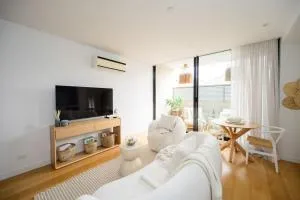 Ava 100m to Beach and Bay St - Атона