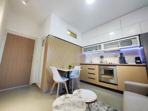 modern apartment in city center ,balcony with park & lake view