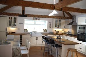 Stunning Barn Conversion next to Horse Field sleeps 10