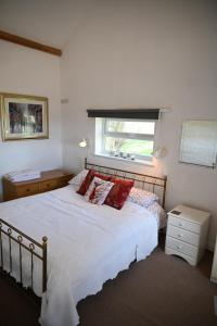 Stunning Barn Conversion next to Horse Field sleeps 10