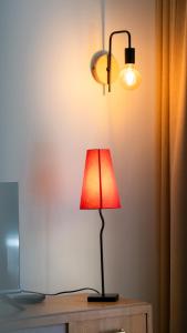 Escapade entre ville et mer, terrasse ensoleillée