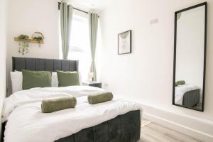 Contemporary 3 Bed Apartment in Southsea