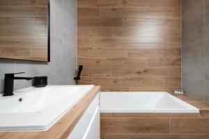 Łódź Rewolucji Apt - 52m2, Parking - by Rentujemy