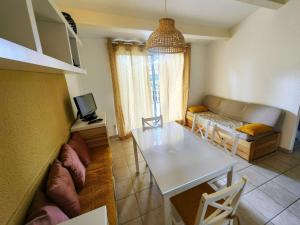 Villa mitoyenne climatisée avec piscine, 4 pers, parking - FR-1-607-210