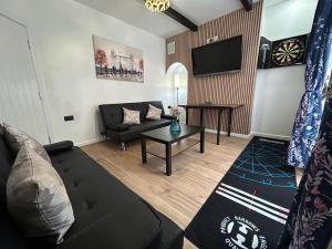 Gravelly House - A Spacious Best-in-Class 6-Bedroom House in Birmingham Perfect for Large Groups, Corporate & Contractors and for Long Term Stays