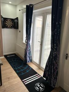 Gravelly House 6-Bedrooms Large House B23 M6-J6 Parking for 3-Vans 3-Showers 4-WCs Airport NEC Contractors HS2 Teams Best-in-Class