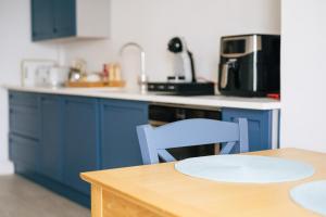 Stunning little house, 2 mins from Lyme Regis beach with a sea view to die for. Sleeps 2, free parking, small dog welcome.