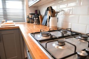 Stylish 3Bed House with Garden, Parking, near Stations, London & Harry Potter studios, great for families and contractors