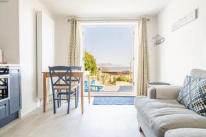 Stunning little house, 2 mins from Lyme Regis beach with a sea view to die for. Sleeps 2, free parking, small dog welcome. - 4hvězdičkové hotely ve městě Lyme Regis