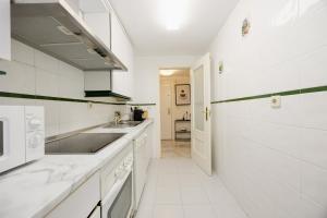 Cozy apartment with terrace and huge communal swimming pool and tennis courts in Puerto Banus