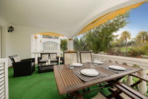 Cozy apartment with terrace and huge communal swimming pool and tennis courts in Puerto Banus