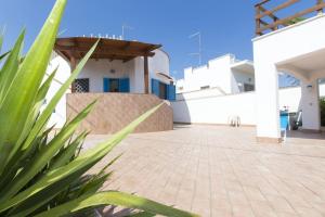 Villa Azzurra con piscina e con vista mare fronte Spiaggia Specchiarica di San Pietro in Bevagna