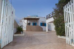 Villa Azzurra con piscina e con vista mare fronte Spiaggia Specchiarica di San Pietro in Bevagna
