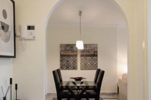 Cozy apartment with terrace and huge communal swimming pool and tennis courts in Puerto Banus