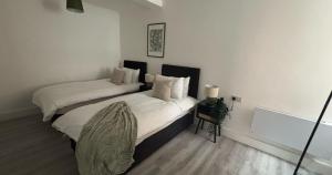 Prime Town Centre Location I Gold St D-Lux 2BR Apartment with Modern Amenities, Walk to Train, Bus Stations, Shops & Cafés I Leisure and Business Stays Welcome