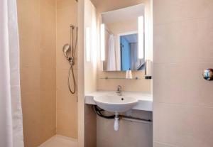 Hotels B&B HOTEL La Rochelle Centre : photos des chambres