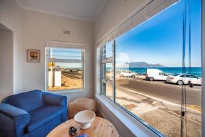 Altona- 5 Bedroom Beach House, Bloubergstrand
