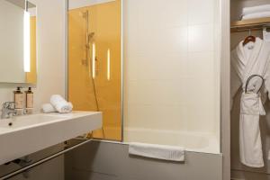 Hotels Mercure Saint-Lary : Chambre Lits Jumeaux Standard avec Canapé-Lit et Balcon