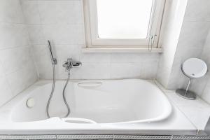 Herons bright apartment close Metro Station